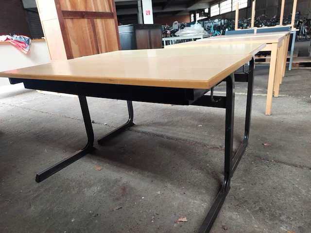 2 bureau's met boekenhouder - afbeelding 3 van  3