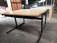 2 bureau's met boekenhouder - afbeelding 3 van  3