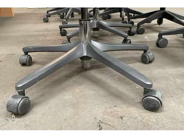 2 bureaustoelen giroflex - afbeelding 3 van  3