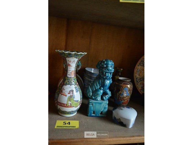 2 chinese vaasjes, 6 soepkommetjes, leeuwenbeeld - afbeelding 1 van  4