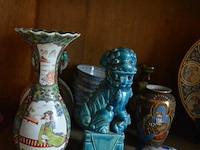 2 chinese vaasjes, 6 soepkommetjes, leeuwenbeeld - afbeelding 1 van  4