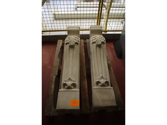 2 decoratieve schouwzuilen in witsteen - afbeelding 1 van  2