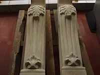 2 decoratieve schouwzuilen in witsteen - afbeelding 1 van  2
