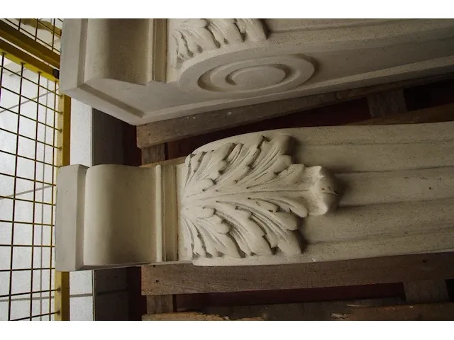 2 decoratieve schouwzuilen in witsteen - afbeelding 2 van  2