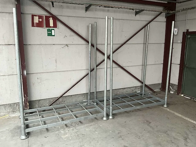 2 demonteerbare metalen stapelbokken kruizinga - afbeelding 1 van  9