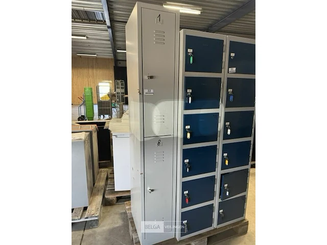 2 deurs kast met sleutels - afbeelding 1 van  3