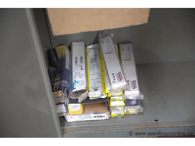 2 deurs stalen opbergkast met inhoud - afbeelding 2 van  3
