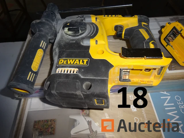 2 dewalt pvc trolleyboxen met 1 set slijpmachines, 2 dewalt schroevendraaiers met lader, 1 dewalt accuboormachine, 1 flyer op batterijen, 1 dewalt dcs355 vinyl snijmachine - afbeelding 2 van  12