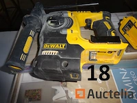 2 dewalt pvc trolleyboxen met 1 set slijpmachines, 2 dewalt schroevendraaiers met lader, 1 dewalt accuboormachine, 1 flyer op batterijen, 1 dewalt dcs355 vinyl snijmachine - afbeelding 2 van  12