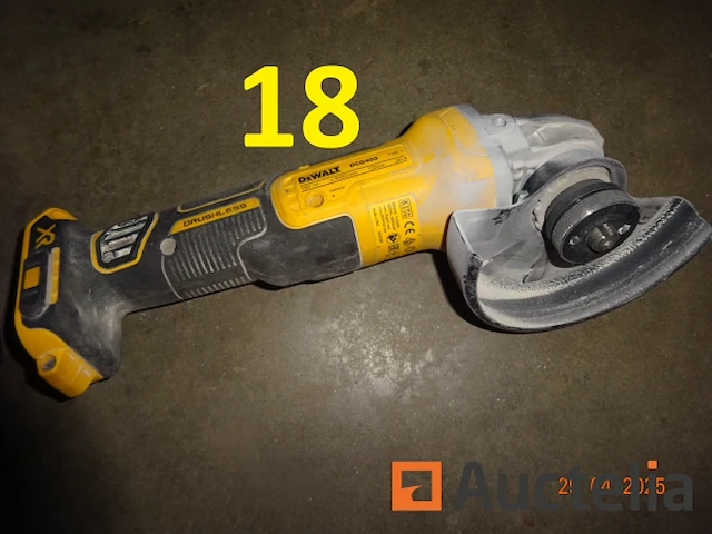 2 dewalt pvc trolleyboxen met 1 set slijpmachines, 2 dewalt schroevendraaiers met lader, 1 dewalt accuboormachine, 1 flyer op batterijen, 1 dewalt dcs355 vinyl snijmachine - afbeelding 4 van  12