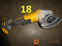2 dewalt pvc trolleyboxen met 1 set slijpmachines, 2 dewalt schroevendraaiers met lader, 1 dewalt accuboormachine, 1 flyer op batterijen, 1 dewalt dcs355 vinyl snijmachine - afbeelding 4 van  12