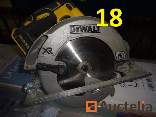 2 dewalt pvc trolleyboxen met 1 set slijpmachines, 2 dewalt schroevendraaiers met lader, 1 dewalt accuboormachine, 1 flyer op batterijen, 1 dewalt dcs355 vinyl snijmachine - afbeelding 1 van  12