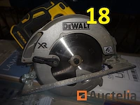 2 dewalt pvc trolleyboxen met 1 set slijpmachines, 2 dewalt schroevendraaiers met lader, 1 dewalt accuboormachine, 1 flyer op batterijen, 1 dewalt dcs355 vinyl snijmachine - afbeelding 1 van  12
