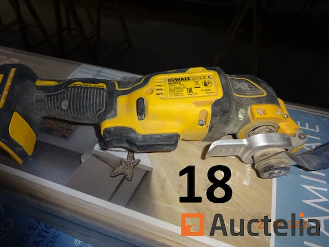 2 dewalt pvc trolleyboxen met 1 set slijpmachines, 2 dewalt schroevendraaiers met lader, 1 dewalt accuboormachine, 1 flyer op batterijen, 1 dewalt dcs355 vinyl snijmachine - afbeelding 5 van  12