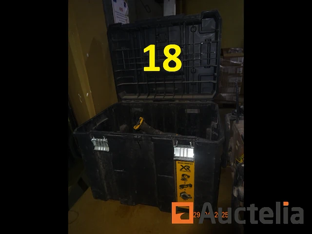 2 dewalt pvc trolleyboxen met 1 set slijpmachines, 2 dewalt schroevendraaiers met lader, 1 dewalt accuboormachine, 1 flyer op batterijen, 1 dewalt dcs355 vinyl snijmachine - afbeelding 6 van  12