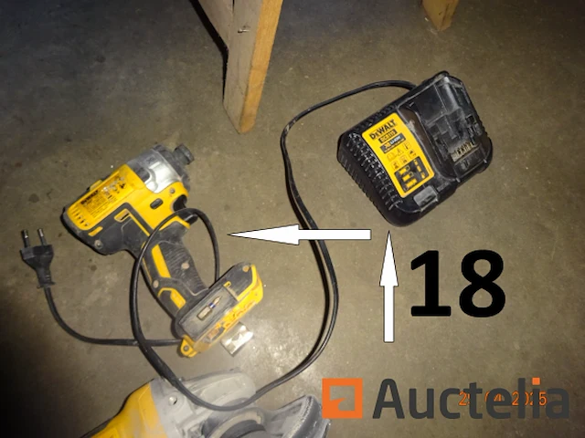 2 dewalt pvc trolleyboxen met 1 set slijpmachines, 2 dewalt schroevendraaiers met lader, 1 dewalt accuboormachine, 1 flyer op batterijen, 1 dewalt dcs355 vinyl snijmachine - afbeelding 7 van  12