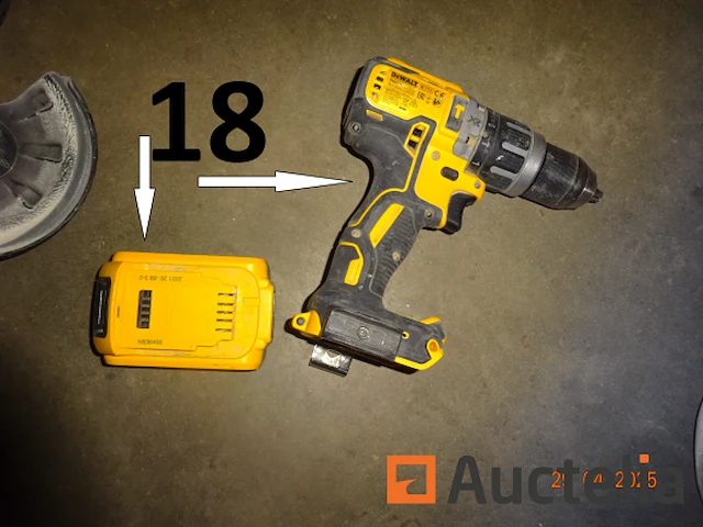2 dewalt pvc trolleyboxen met 1 set slijpmachines, 2 dewalt schroevendraaiers met lader, 1 dewalt accuboormachine, 1 flyer op batterijen, 1 dewalt dcs355 vinyl snijmachine - afbeelding 8 van  12