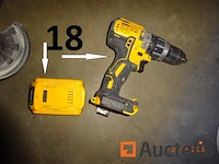 2 dewalt pvc trolleyboxen met 1 set slijpmachines, 2 dewalt schroevendraaiers met lader, 1 dewalt accuboormachine, 1 flyer op batterijen, 1 dewalt dcs355 vinyl snijmachine - afbeelding 8 van  12