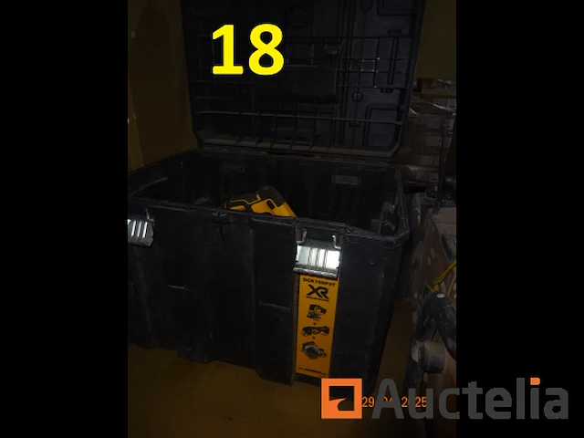 2 dewalt pvc trolleyboxen met 1 set slijpmachines, 2 dewalt schroevendraaiers met lader, 1 dewalt accuboormachine, 1 flyer op batterijen, 1 dewalt dcs355 vinyl snijmachine - afbeelding 9 van  12