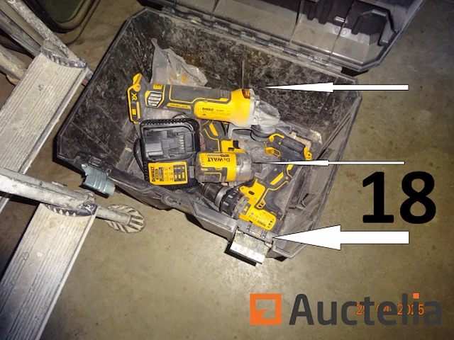 2 dewalt pvc trolleyboxen met 1 set slijpmachines, 2 dewalt schroevendraaiers met lader, 1 dewalt accuboormachine, 1 flyer op batterijen, 1 dewalt dcs355 vinyl snijmachine - afbeelding 10 van  12