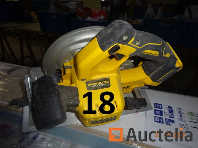 2 dewalt pvc trolleyboxen met 1 set slijpmachines, 2 dewalt schroevendraaiers met lader, 1 dewalt accuboormachine, 1 flyer op batterijen, 1 dewalt dcs355 vinyl snijmachine - afbeelding 11 van  12