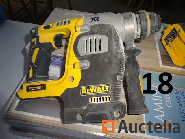 2 dewalt pvc trolleyboxen met 1 set slijpmachines, 2 dewalt schroevendraaiers met lader, 1 dewalt accuboormachine, 1 flyer op batterijen, 1 dewalt dcs355 vinyl snijmachine - afbeelding 12 van  12
