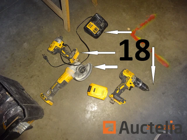 2 dewalt pvc trolleyboxen met 1 set slijpmachines, 2 dewalt schroevendraaiers met lader, 1 dewalt accuboormachine, 1 flyer op batterijen, 1 dewalt dcs355 vinyl snijmachine - afbeelding 3 van  12