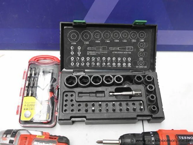 2 div accu schoevendraaiers zonder lader en oa zonder accu, werking niet gekend plus boormachine black&decker, werking niet gekend en div gereedschap - afbeelding 2 van  3