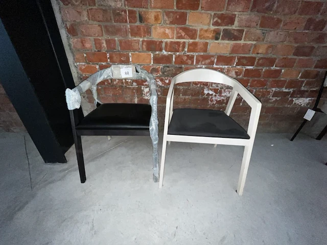 2 div houten stoelen - afbeelding 1 van  9