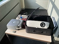 2 diverse beamers+ projectiescherm - afbeelding 1 van  12