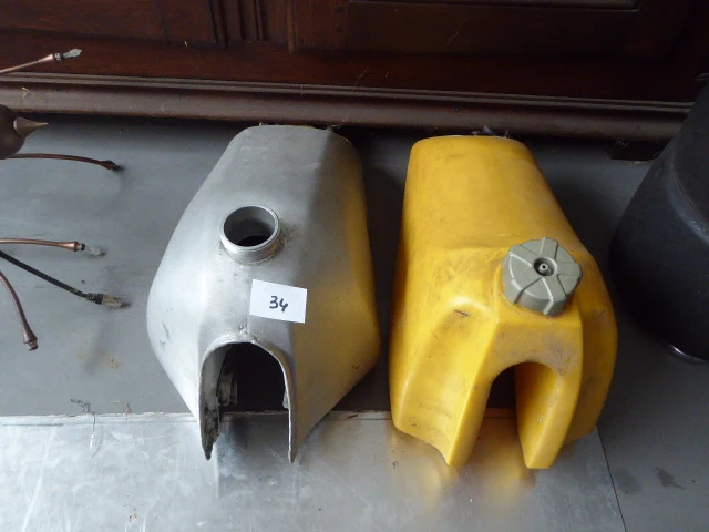 2 diverse brandstoftanks - afbeelding 1 van  2