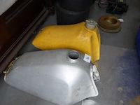 2 diverse brandstoftanks - afbeelding 2 van  2