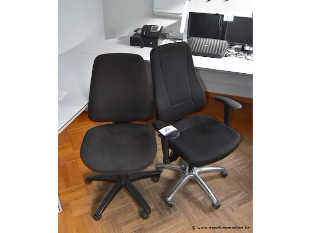 2 diverse bureaustoelen (staande op eerste verdieping) - afbeelding 1 van  1