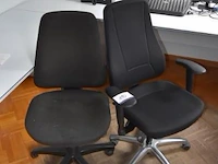 2 diverse bureaustoelen (staande op eerste verdieping) - afbeelding 1 van  1