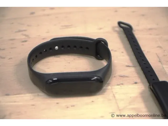 2 diverse fitbits, werking niet gekend, zonder kabels - afbeelding 2 van  3