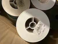 2 diverse geschenkpapier afrollers en divers verpakkingslint - afbeelding 2 van  10
