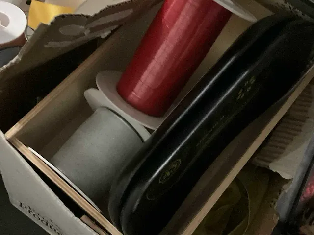 2 diverse geschenkpapier afrollers en divers verpakkingslint - afbeelding 7 van  10