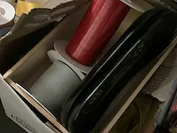 2 diverse geschenkpapier afrollers en divers verpakkingslint - afbeelding 7 van  10