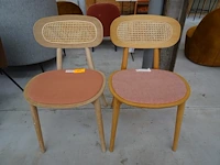 2 diverse houten stoelen - afbeelding 1 van  3