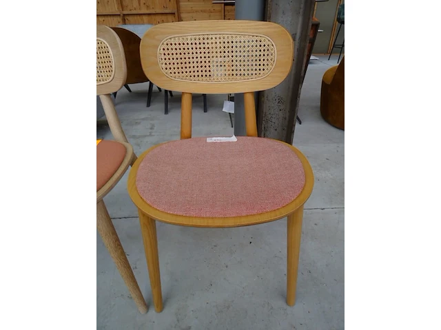 2 diverse houten stoelen - afbeelding 2 van  3
