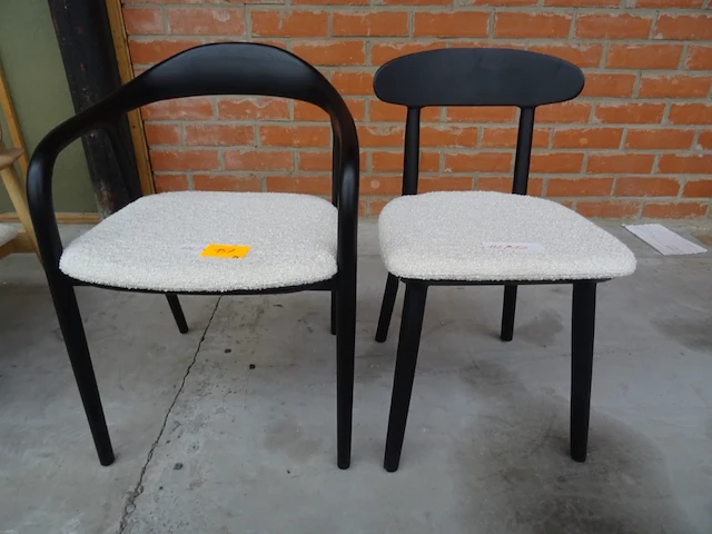 2 diverse houten stoelen - afbeelding 1 van  4