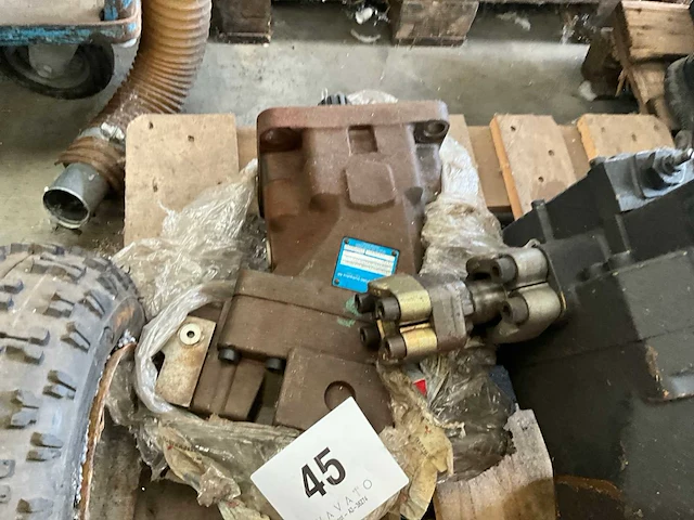 2 diverse hydraulische pompen/spare parts - afbeelding 3 van  5
