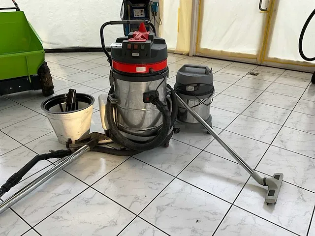 2 diverse industriële stofzuigers soteco en dibo - afbeelding 1 van  9