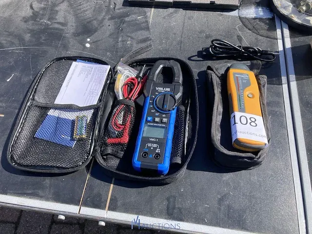 2 diverse meettoestellen waaronder multimeter en vochtmeter - afbeelding 1 van  3