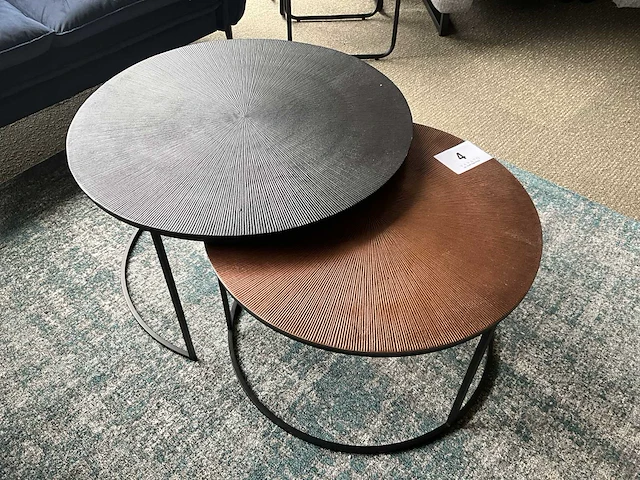 2 diverse metalen design salontafels livios - afbeelding 1 van  4