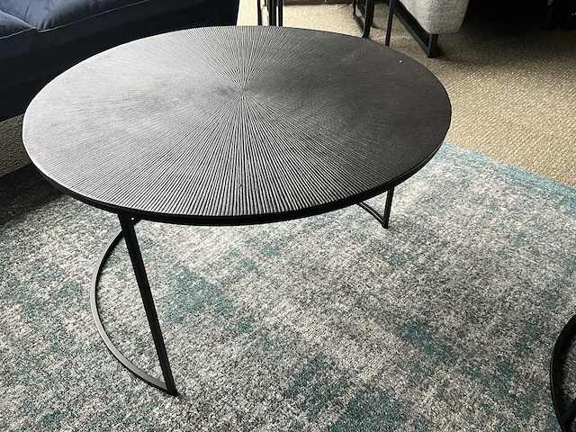 2 diverse metalen design salontafels livios - afbeelding 2 van  4