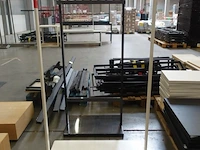 2 diverse metalen kledingrekken - afbeelding 1 van  5