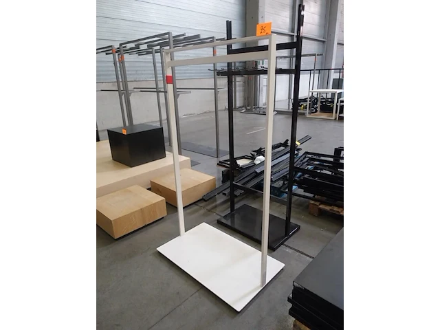 2 diverse metalen kledingrekken - afbeelding 2 van  5