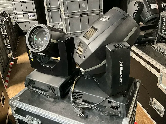 2 diverse moving heads clay paky - afbeelding 1 van  7