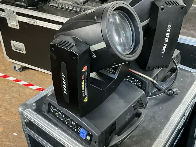 2 diverse moving heads clay paky - afbeelding 4 van  7